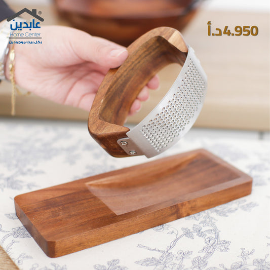 Garlic press with base