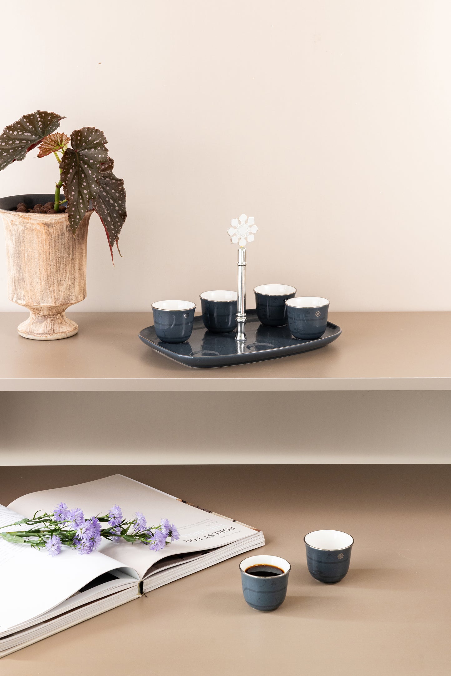 طقم القهوة العربية مع حامل