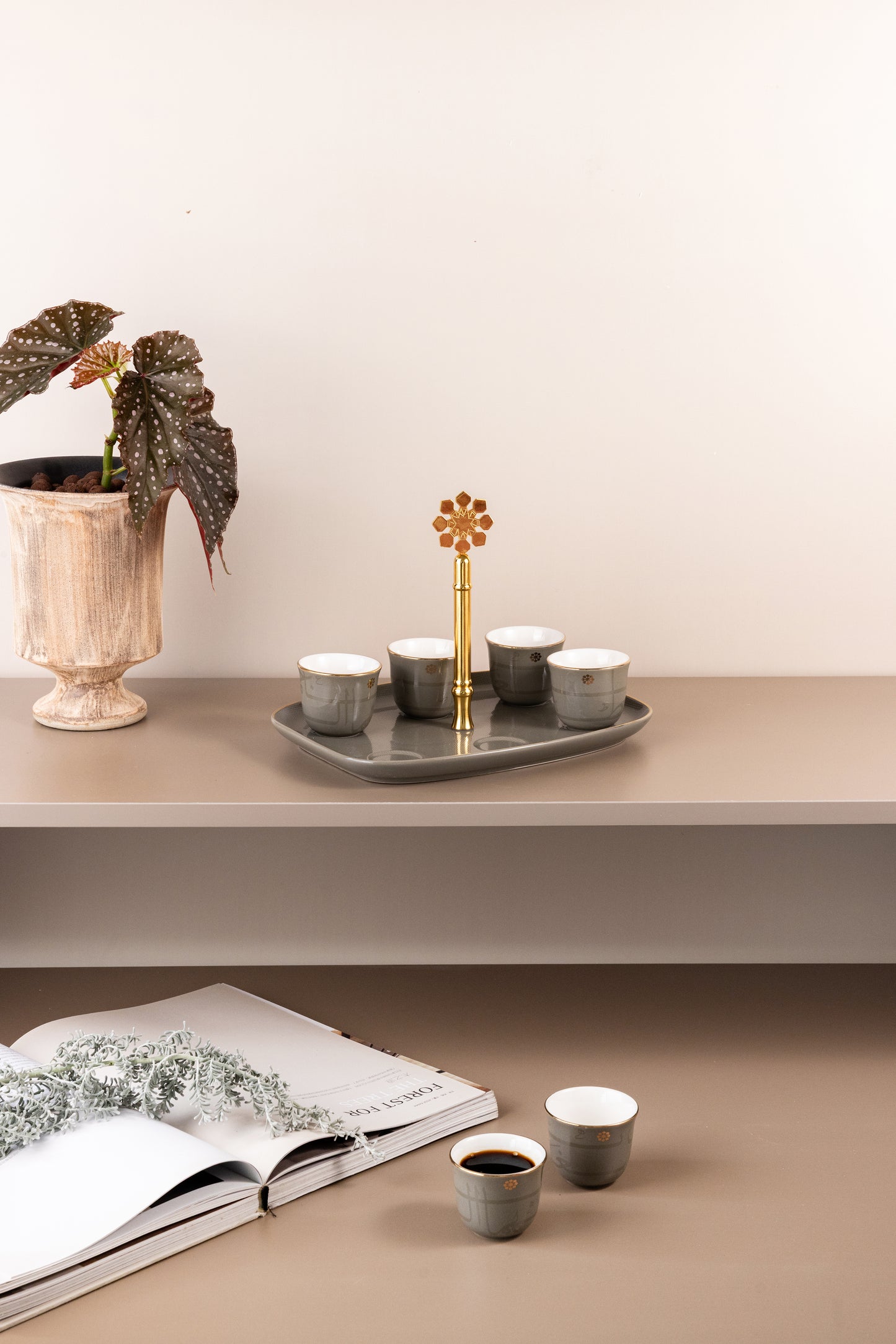 طقم القهوة العربية مع حامل