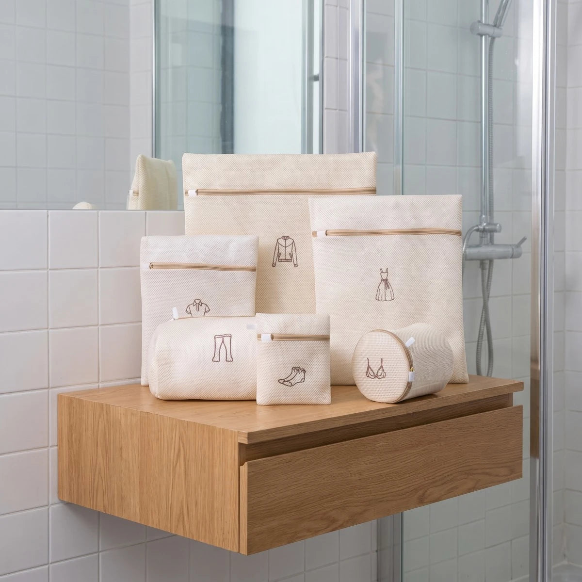 كيس غسيل شبكي بسحّاب لحماية الملابس